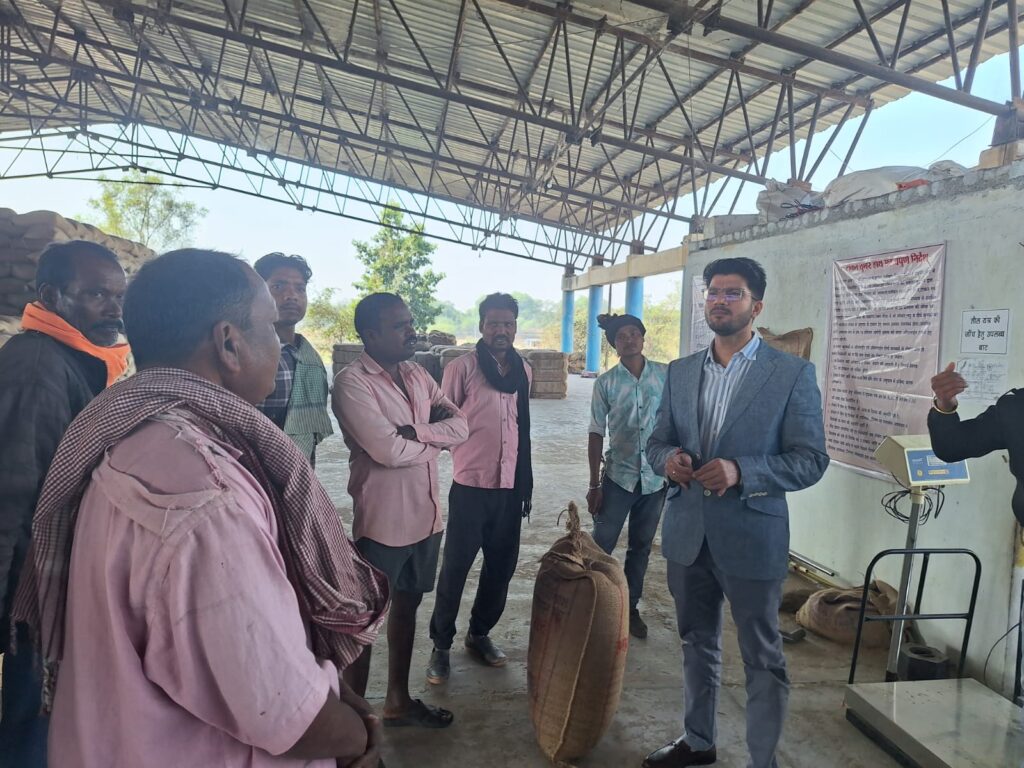 कलेक्टर ने धान खरीदी केंद्रों का किया निरीक्षण, धान उठाव में तेजी लाने व हमालों को निर्धारित पारिश्रमिक भुगतान के निर्देश।