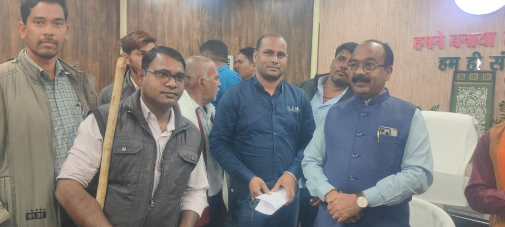 छत्तीसगढ़ शासन के उप मुख्यमंत्री अरुण साव व विधान सभा डॉ रमन सिंह से मिले संस्कृत शिक्षक प्रतिनिधि मंडल।