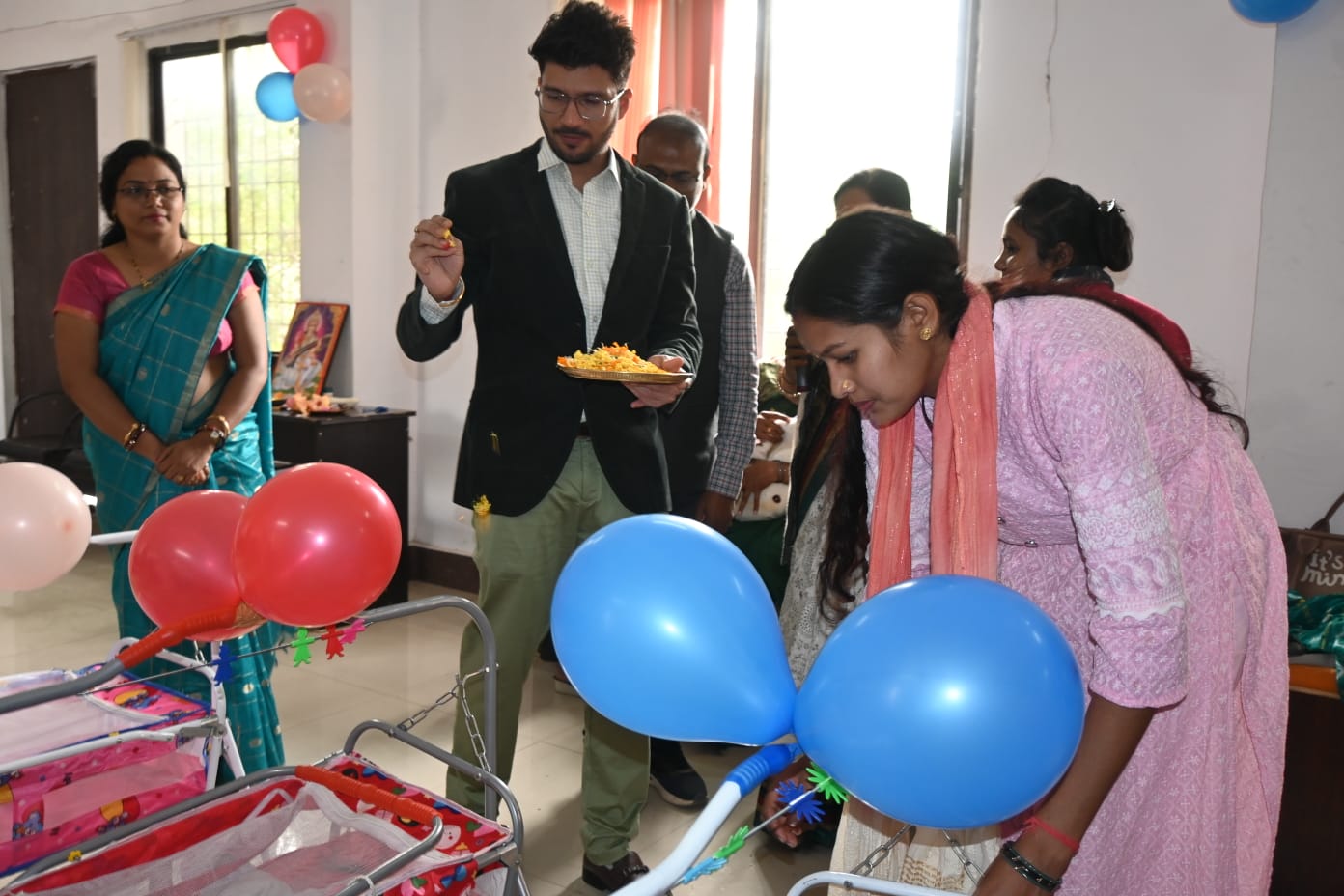 बेटी जन्म महोत्सव में कलेक्टर ने बेटियों को झूला पालना देकर किया सम्मानित।