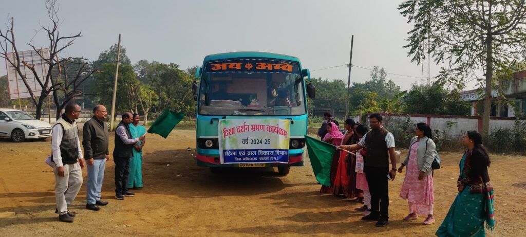 जिला के स्व सहायता समूहों की महिलाओं को उड़ीसा दिशा भ्रमण हेतु बस को हरी झंडी दिखाकर किया गया रवाना।