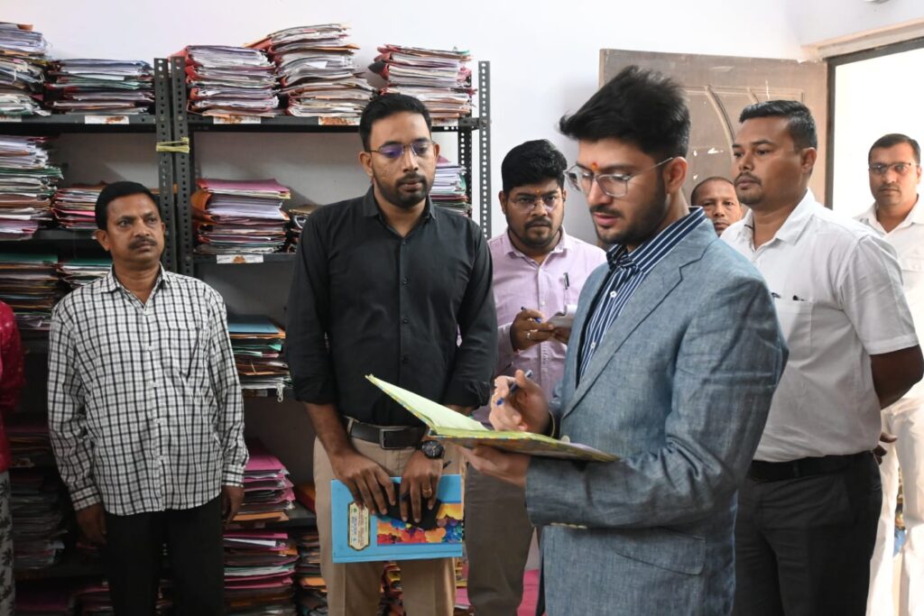 जिलाधीश ने कार्यालयों का किया औचक निरीक्षण, नदारत मिले 21अधिकारी -कर्मचारियों को कारण बताओ नोटिस।