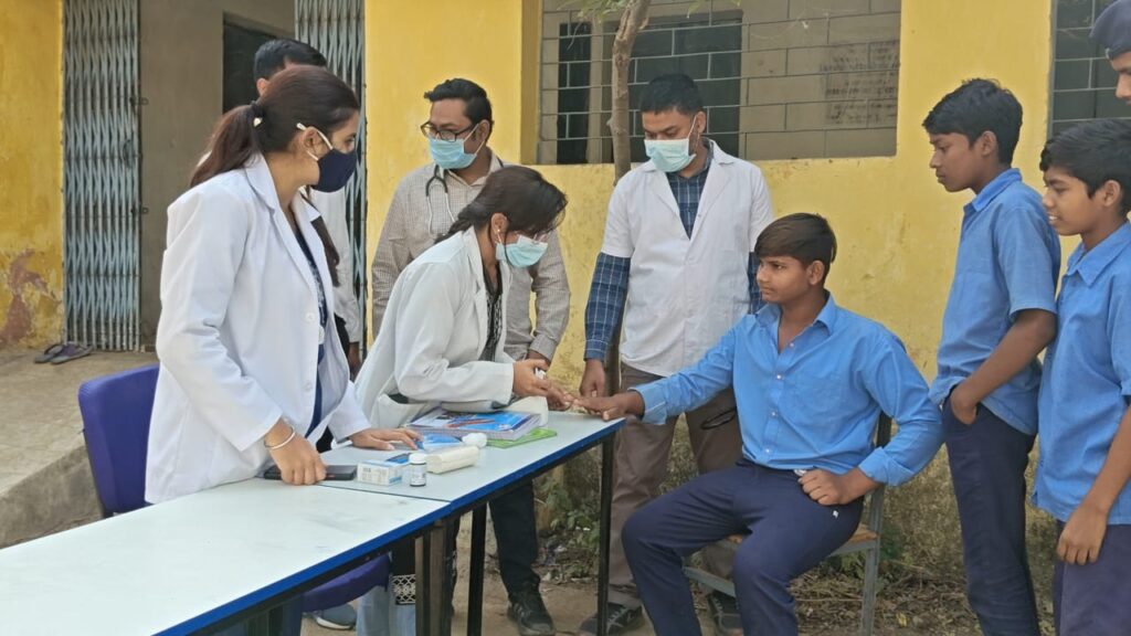 जिलाधीश ने खपराडीह में आयोजित स्वास्थ्य शिविर का लिया जायजा और स्कूली बच्चों से किया मुलाकात।