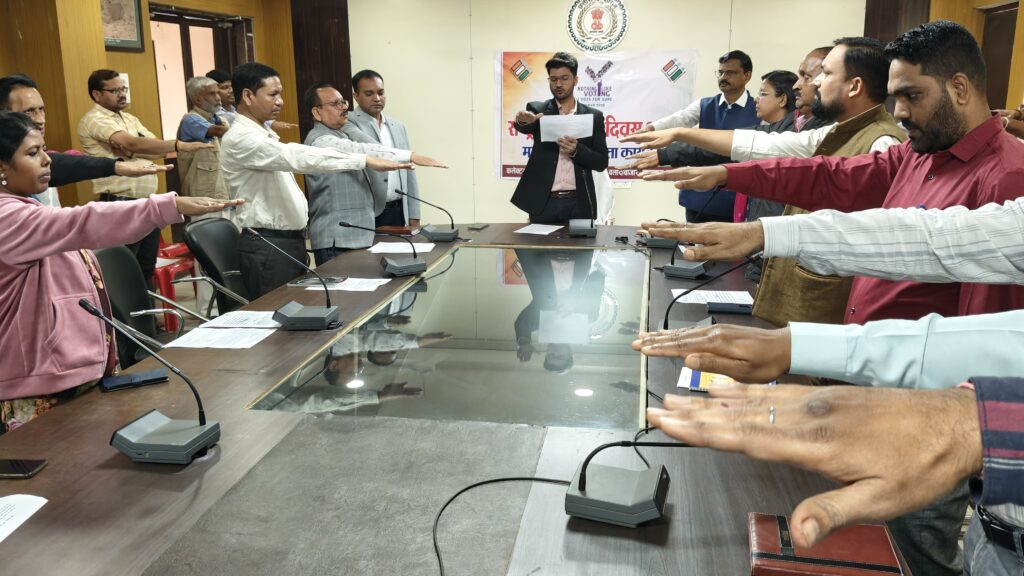 जिलाधीश ने मतदाता दिवस पर अधिकारी-कर्मचारियों को दिलाई शपथ।