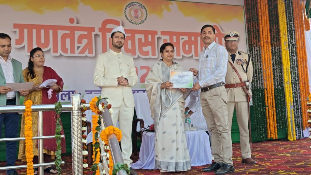 जिला मुख्यालय में हर्षाेल्लास के साथ मनाया गया गणतन्त्र दिवस। महासमुंद सांसद श्रीमती रूपकुमारी चौधरी रही मुख्य अतिथि।