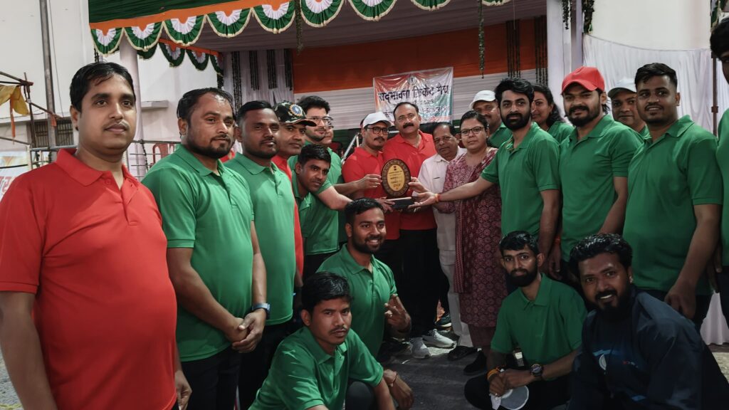 प्रशासन एकादश और पत्रकार इलेवन के मध्य खेला गया सद्भावना क्रिकेट मैच।