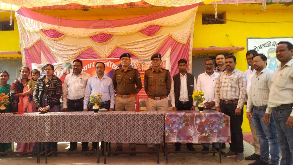 जिला बलौदाबाजार-भाटापारा पुलिस द्वारा शासकीय उच्चतर माध्यमिक विद्यालय ग्राम कुम्हारी में आयोजित किया गया साइबर जागरूकता कार्यक्रम।