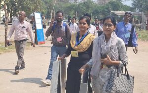 निर्वाचन सामग्री लेकर मतदान केंद्रों की ओर रवाना हुए मतदान दल! उत्साह और जिम्मेदारी के साथ लोकतंत्र के इस महापर्व में अपनी भूमिका निभाने को तैयार। 