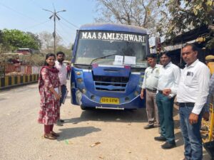 सारंगढ़-बिलाईगढ़ में पंचायत आम निर्वाचन के तृतीय चरण के लिए मतदान दलों की रवानगी, अपर कलेक्टर प्रकाश सर्वे ने पूजा-अर्चना कर बसों को किया रवाना। 23 फरवरी को 377 मतदान केंद्रों पर होगा मतदान। 