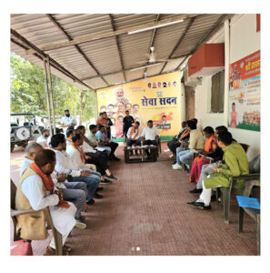आज निज कार्यालय “सेवा सदन” में बेलतरा विधानसभा अंतर्गत नगरीय निकाय के समस्त 16 वार्डो के प्रत्याशियों एवं प्रभारियों के साथ चुनाव संबंधी समीक्षा बैठक किया।