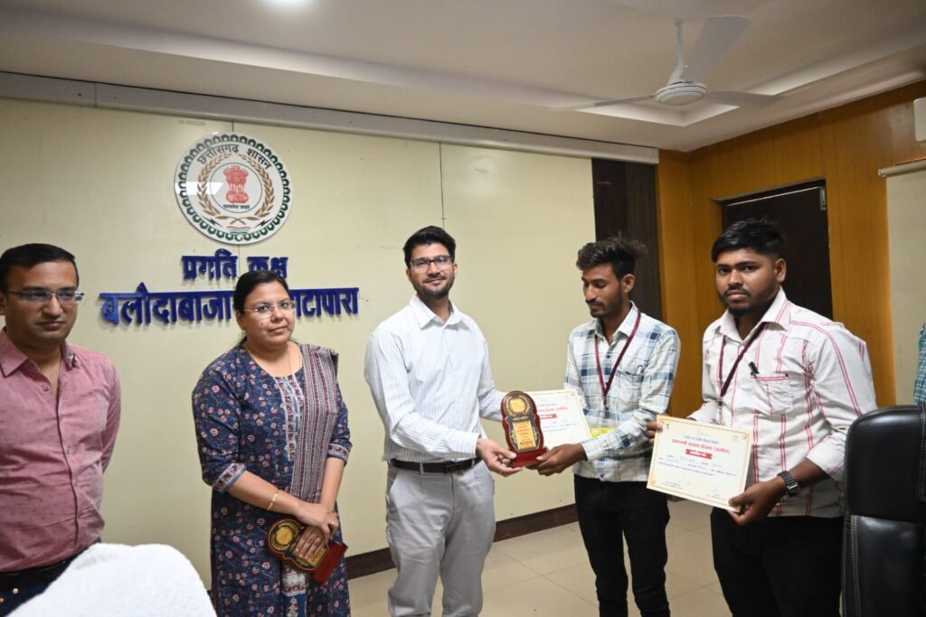 कलेक्टर ने उत्कृष्ट कार्य करने वाले दो आवास मित्रों का किया सम्मान, प्रदेश में बलौदाबाजार- भाटापारा जिला पीएम आवास निर्माण में द्वितीय स्थान पर !