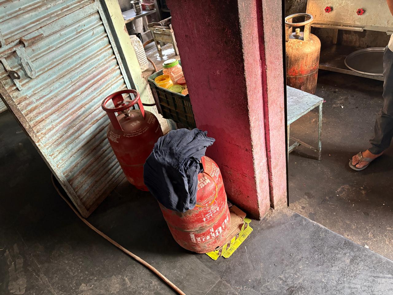 खाद्य विभाग की टीम ने दुकानों में दी दबिश, 8 नग अवैध गैस सिलेंडर जब्त I