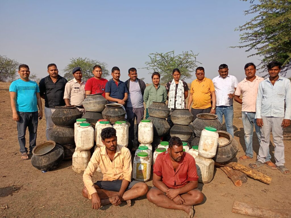 अवैध महुआ शराब बनाने वाली देशी फैक्ट्री का पर्दाफाश, भारी मात्रा में एल्युमिनियम के बड़े बर्तन, प्लास्टिक डिब्बे, जलाऊ लकड़ी जप्त।