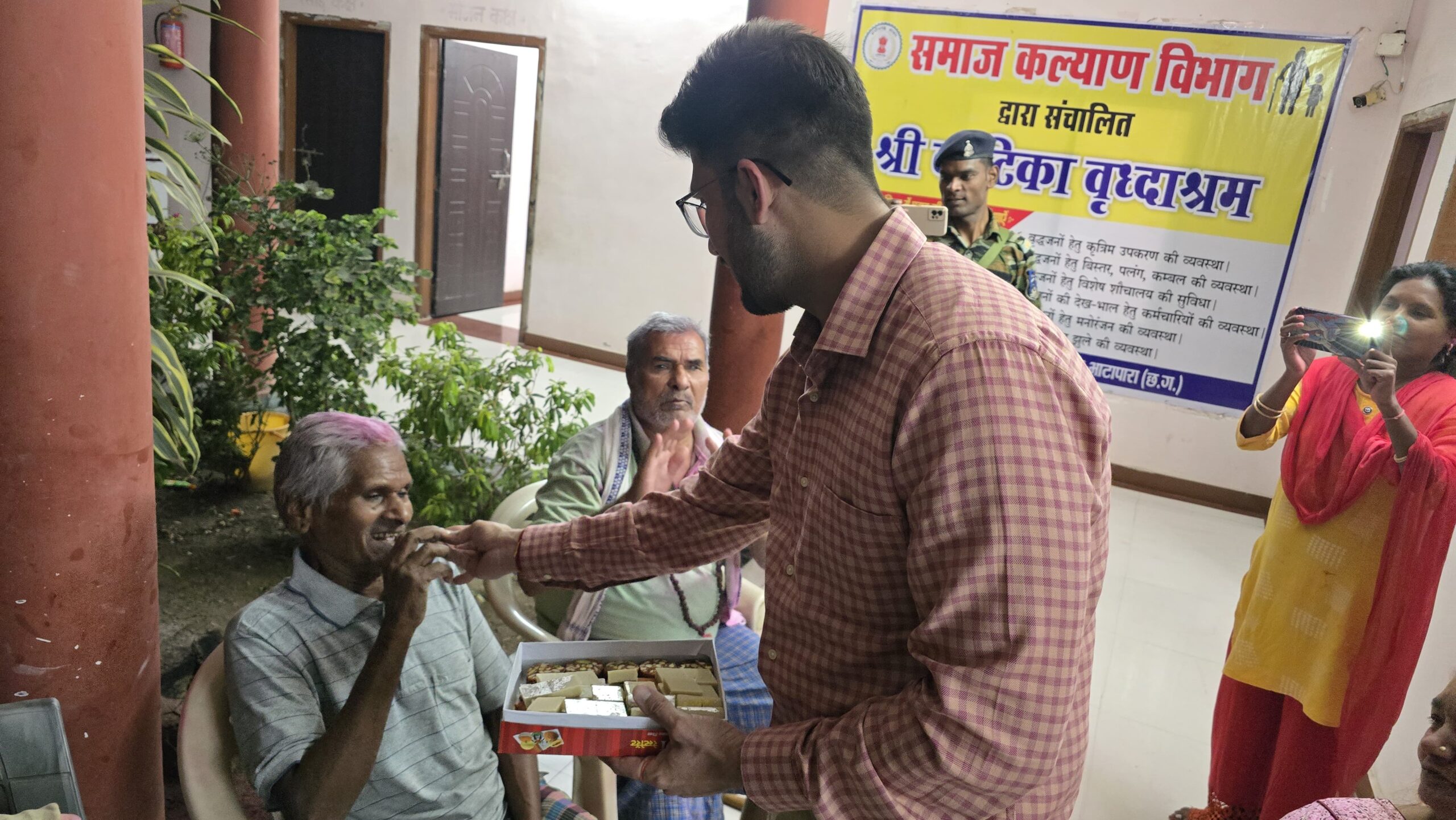 जिलाधीश ने सपरिवार वृद्धजनों संग मनाई होली, ग़ुलाल लगाकर बुजुर्गो का किया अभिनंदन।