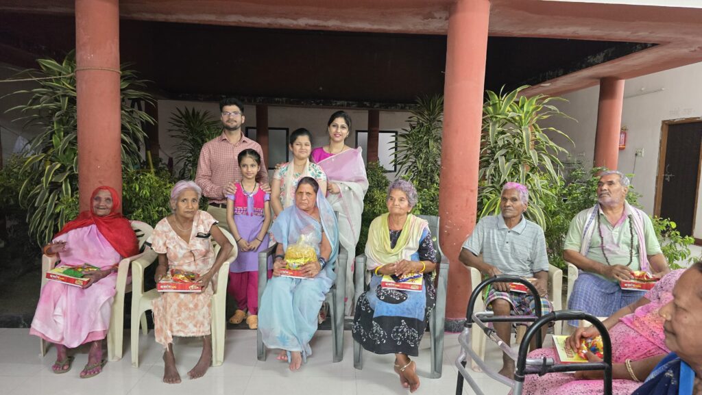 जिलाधीश ने सपरिवार वृद्धजनों संग मनाई होली, ग़ुलाल लगाकर बुजुर्गो का किया अभिनंदन।