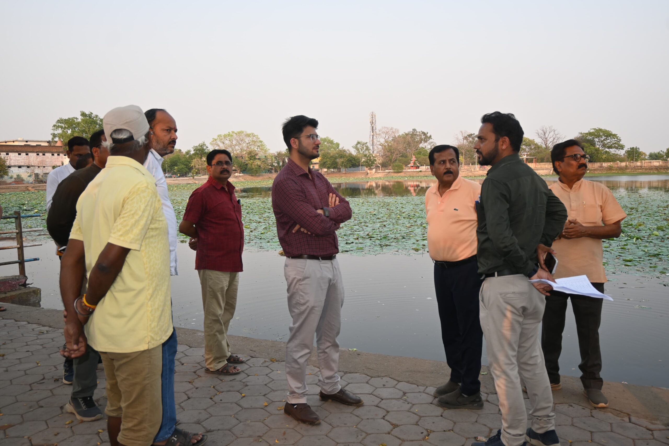 सक्रीय शहर सरकार व प्रशासन  कलेक्टर व नगर पालिका अध्यक्ष ने नगर भ्रमण कर विकास कार्यों एवं व्यवस्थाओं का लिया जायजा, सब्जी मार्केट मे विक्रेताओं को चबूतरे मे  ही बेचनी होगी सब्जी, दिये गए कड़े निर्देश I