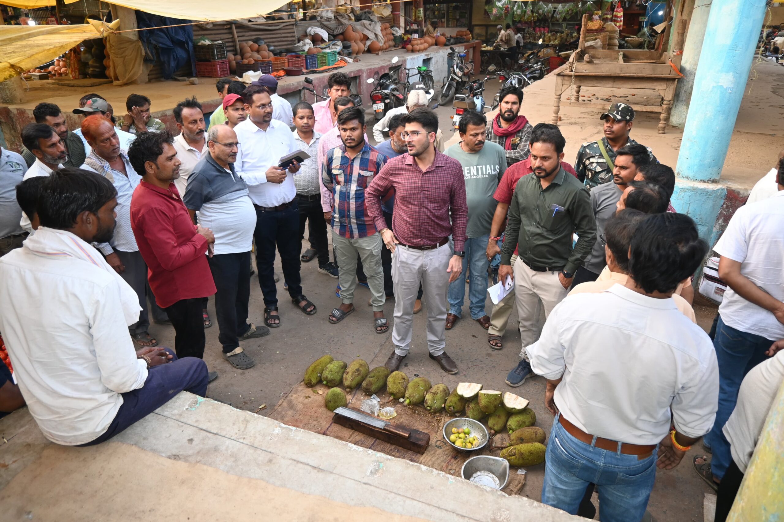 सक्रीय शहर सरकार व प्रशासन  कलेक्टर व नगर पालिका अध्यक्ष ने नगर भ्रमण कर विकास कार्यों एवं व्यवस्थाओं का लिया जायजा, सब्जी मार्केट मे विक्रेताओं को चबूतरे मे  ही बेचनी होगी सब्जी, दिये गए कड़े निर्देश I