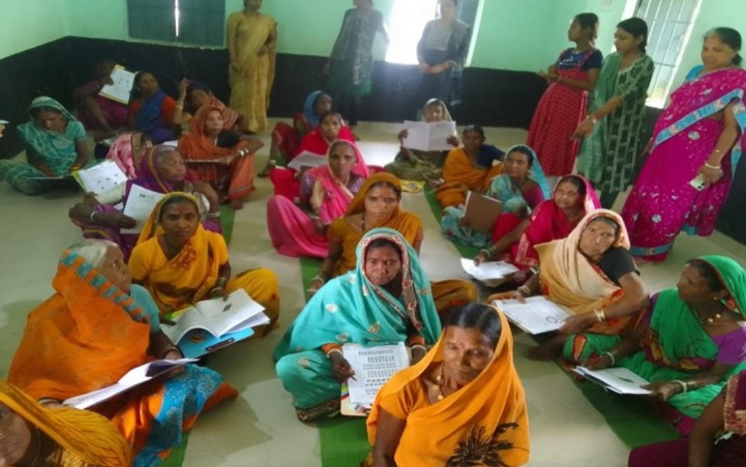 राष्ट्रव्यापी साक्षरता महापरीक्षा में सास-बहू, पति-पत्नी, देवरानी-जेठानी ने बड़े उत्साह से दिलाई परीक्षा I