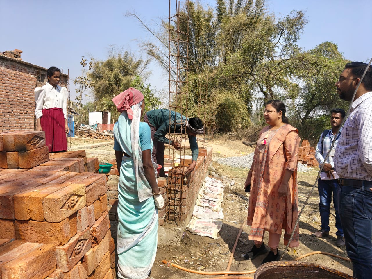 पंचायत ने निर्माणाधीन पीएम आवास का किया निरीक्षण ,तेजी से निर्माण कार्य पूरा करने दिये निर्देश !