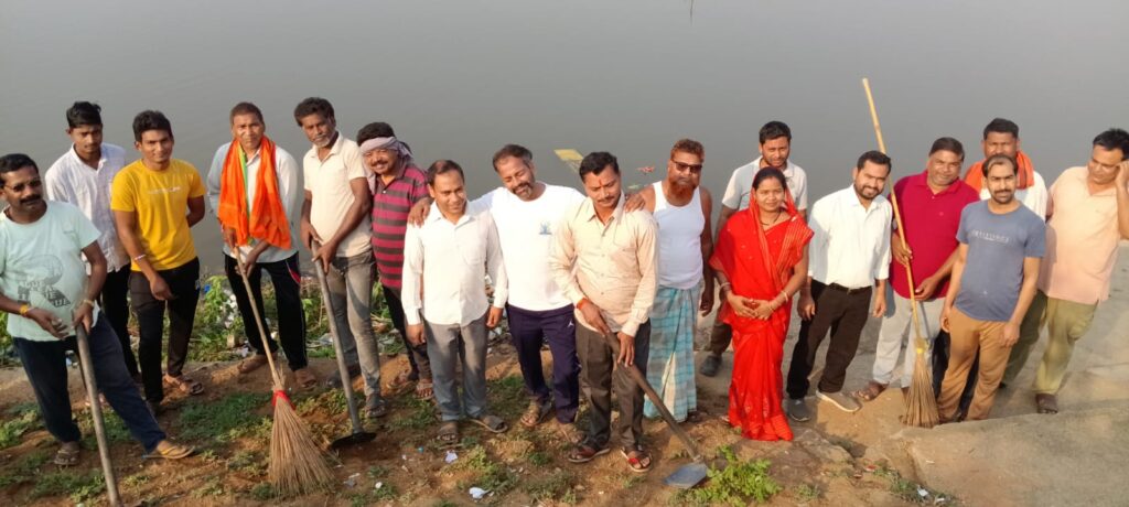 नगर पंचायत छुरा के नवनिर्वाचित अध्यक्ष श्रीमती लुकेश्वरी थानसिंह निषाद के निर्देशन पर स्वच्छता अभियान शुरू हुआ I