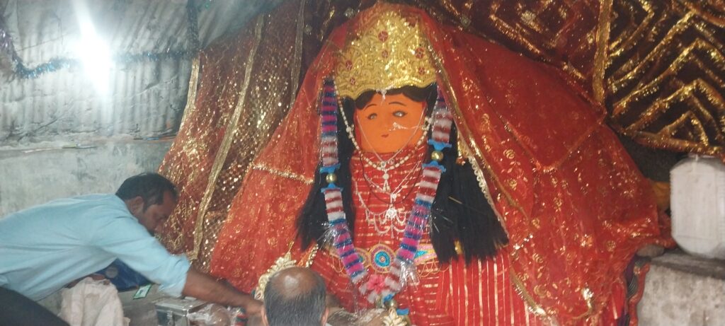 आदिशक्ति मां वैष्णो देवी मंदिर तालाझर में आंगनबाड़ी के कार्यकर्ता सहायिकाओं ने किया, प्रसादी वितरण।