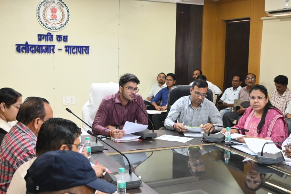 रणनीति बनाकर समय -सीमा में आवेदनों का करें निराकरण -कलेक्टर  कलेक्टर ने की विभागीय कार्यों की समीक्षा