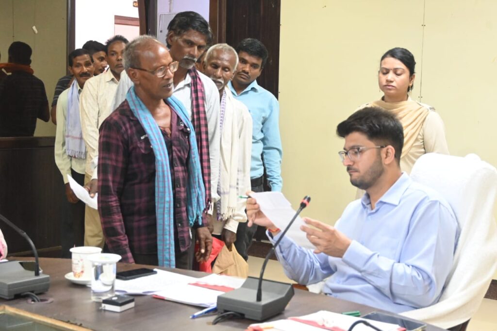 कलेक्टर ने जनदर्शन मे सुनी लोगों की समस्याएं, शीघ्र निराकरण के दिये निर्देश*