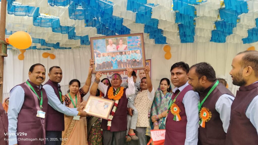 शा.पूर्व. मा. शाला थरगांव प्रधान पाठक साधराम चौधरी को 42 वर्षीय सेवा पश्चात सम्मानजनक विदाई।