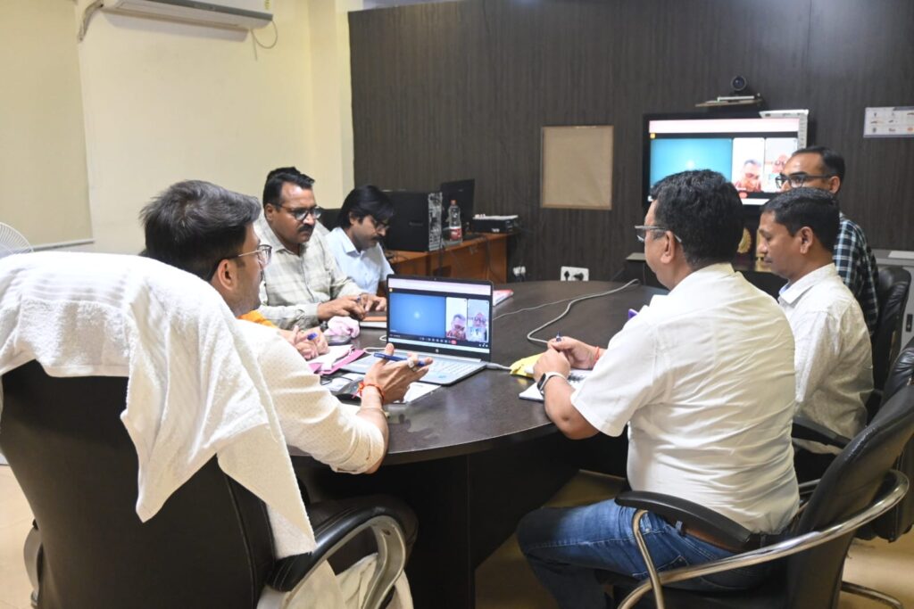 ग्रामीण क्षेत्रों में पेयजल एवं निस्तारी  की व्यवस्था हेतु करें कड़ी मॉनिटरिंग – कलेक्टर*   *ग्राम पंचायतों में पेयजल व निस्तारी पानी की व्यस्था हेतु नोडल अधिकारी नियुक्त*   *जल सम्बन्धी समस्या की मॉनिटरिंग हेतु कंट्रोल रूम स्थापित*  *कलेक्टर ने की जल संचयन महाभियान की समीक्षा*