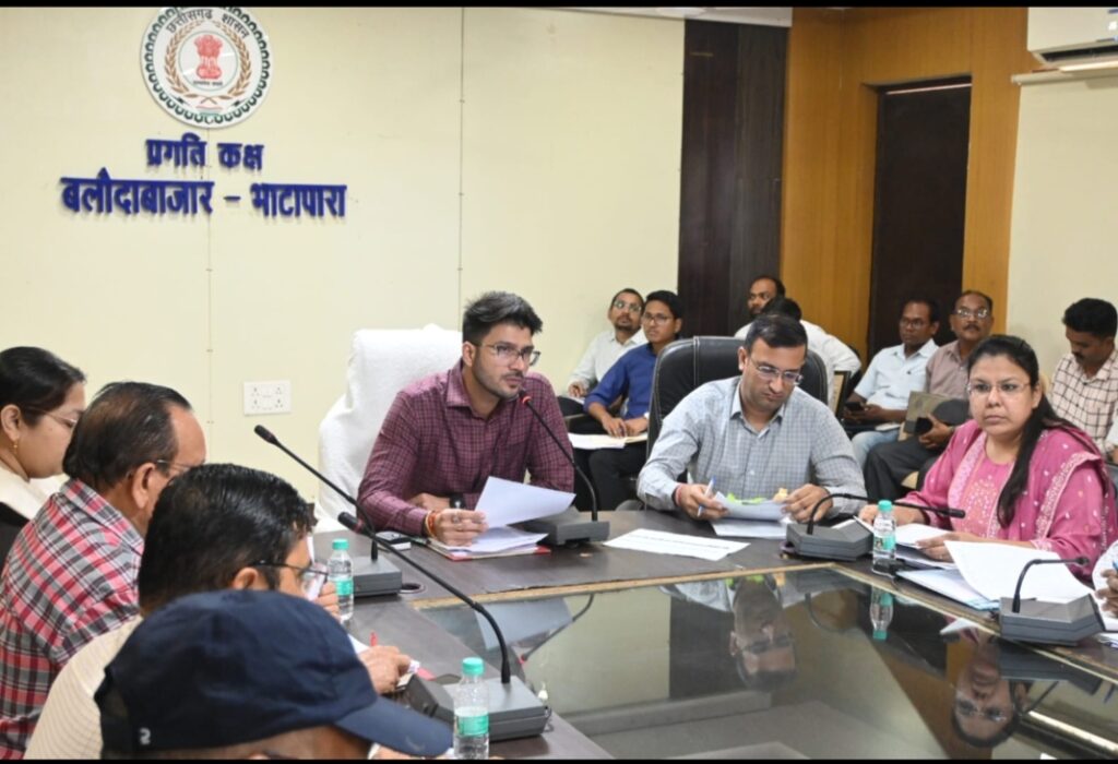 रणनीति बनाकर समय -सीमा में आवेदनों का करें निराकरण -कलेक्टर