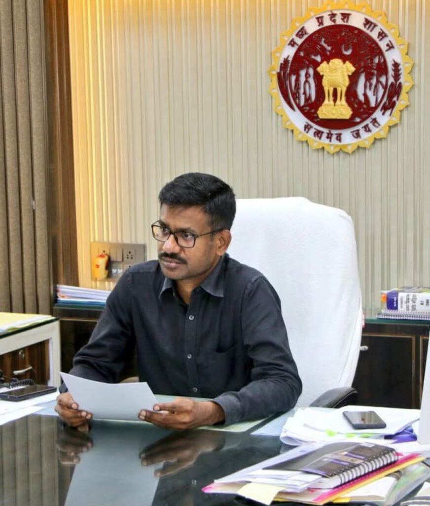 मुख्य नगर पालिका अधिकारियों को कारण बताओ नोटिस।