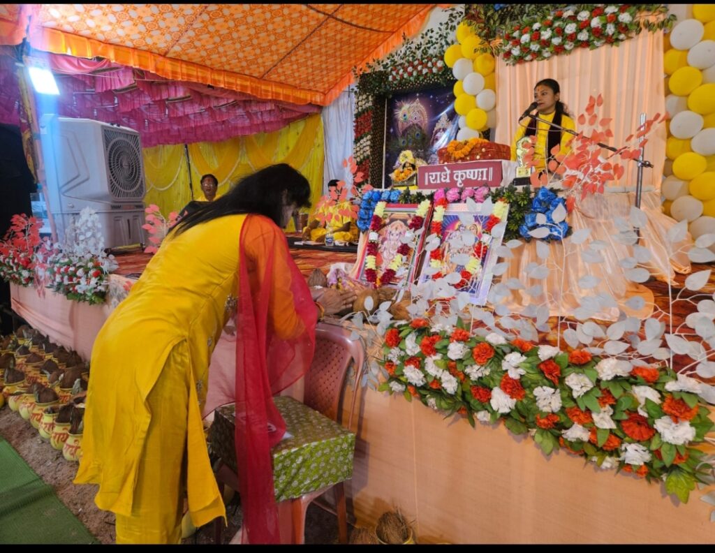 ग्राम लाहोद में आयोजित श्रीमद्भागवत महापुराण कथा श्रवण करने पहुंची पूर्व संसदीय सचिव एवं कसडोल की पूर्व विधायक शकुंतला साहू