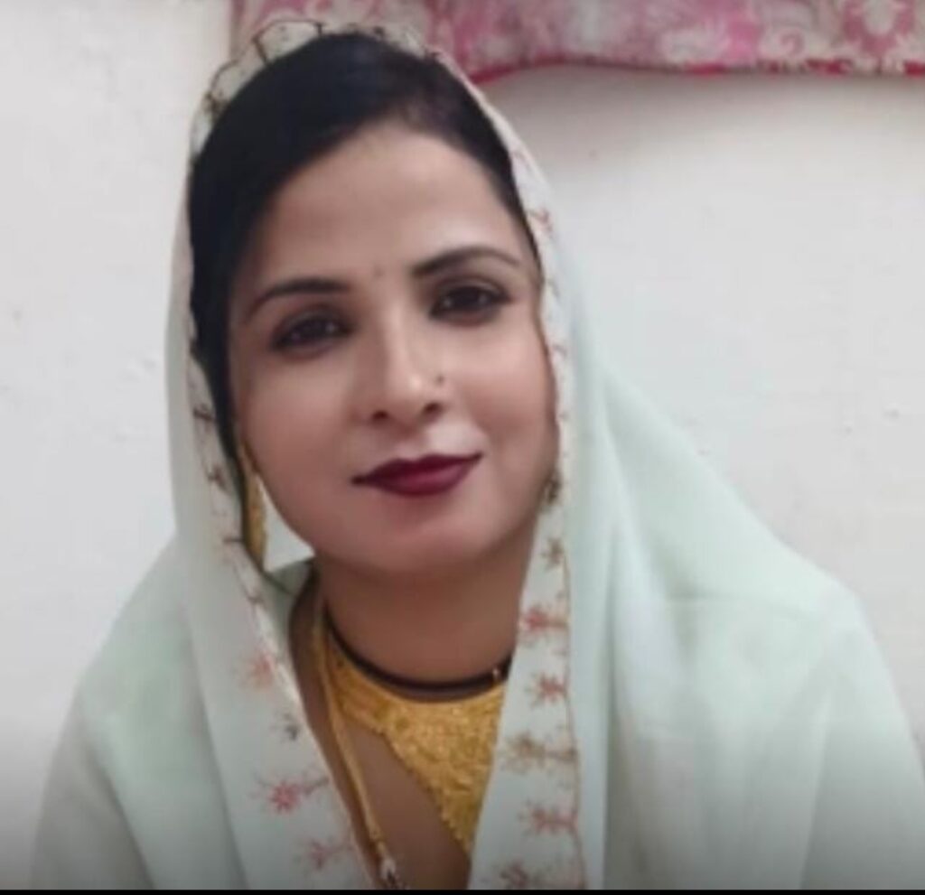 अपने चार बच्चों को छोड़ तीन बच्चों वाले प्रेमी संग दर्जी की पत्नी फरार