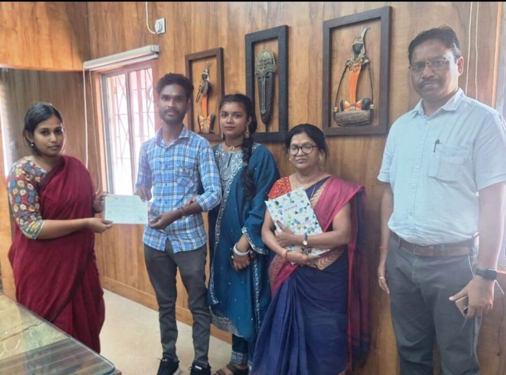 कलेक्टर ने दिया अंतर्जातीय नव दंपतियों को प्रोत्साहन राशि का चैक