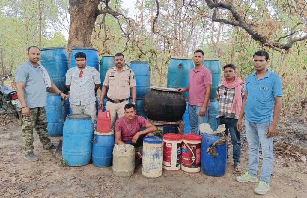 सपनई जंगल में  महुआ शराब बनाने की अवैध भट्टी पर चक्रधरनगर पुलिस की छापेमारी : 220 लीटर महुआ शराब के साथ एक आरोपी गिरफ्तार