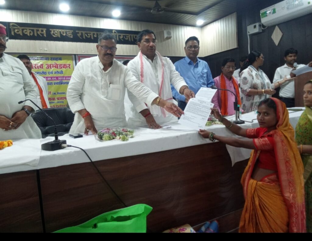 चयनित आंगनबाड़ी कार्यकर्तियों को राजगढ़ विधायक ने सौंपा नियुक्ति पत्र।