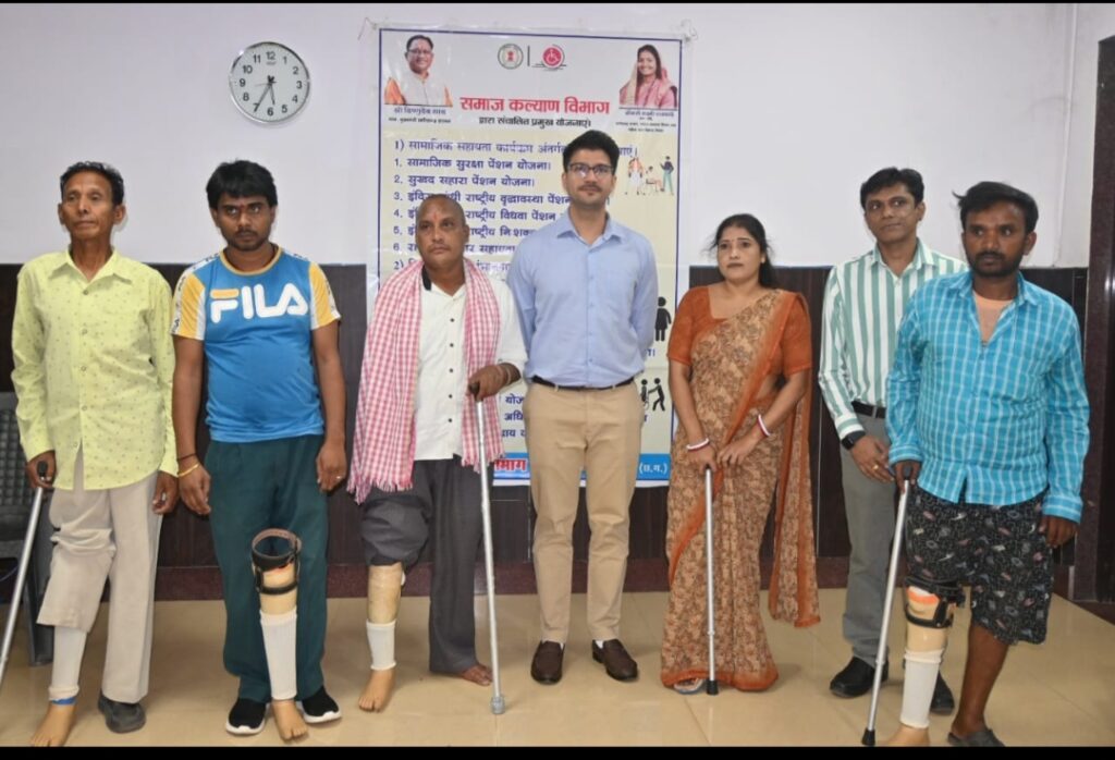 कलेक्टर ने दिव्यांगों को वितरित किया कृत्रिम अंग