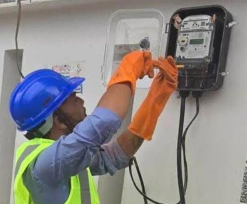 प्रीपेड स्मार्ट मीटर यूपीपीसीएल के चेयरमैन ने कर दी लगवाने की शुरुआत रुकेगी बिजली चोरी।