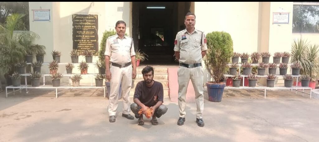 लोहे की तलवार लहराकर लोगों को डराने वाला युवक गिरफ्तार, चक्रधरनगर पुलिस ने भेजा जेल