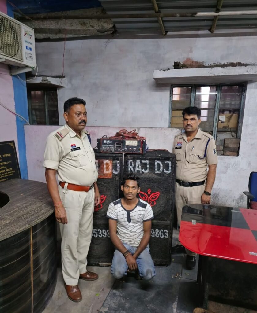 रात्रि तेज आवाज में डीजे बजाने पर जूटमिल पुलिस ने किया डीजे जब्त, युवक पर कोलाहल अधिनियम की कार्रवाई