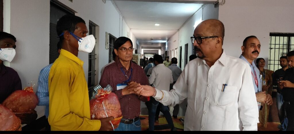 राज्यपाल ने टीबी मरीजों को वितरित किया फ़ूड बास्केट