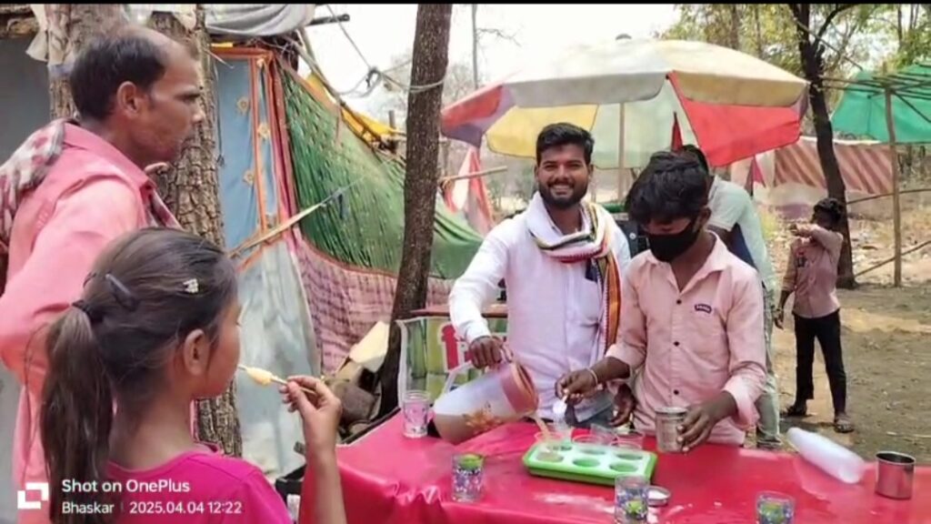 तुरतुरिया मातागढ़ में उपसरपंच हेमलाल साहू के नेतृत्व में श्रद्धालुओं को गन्ना रस पिलाया गया।