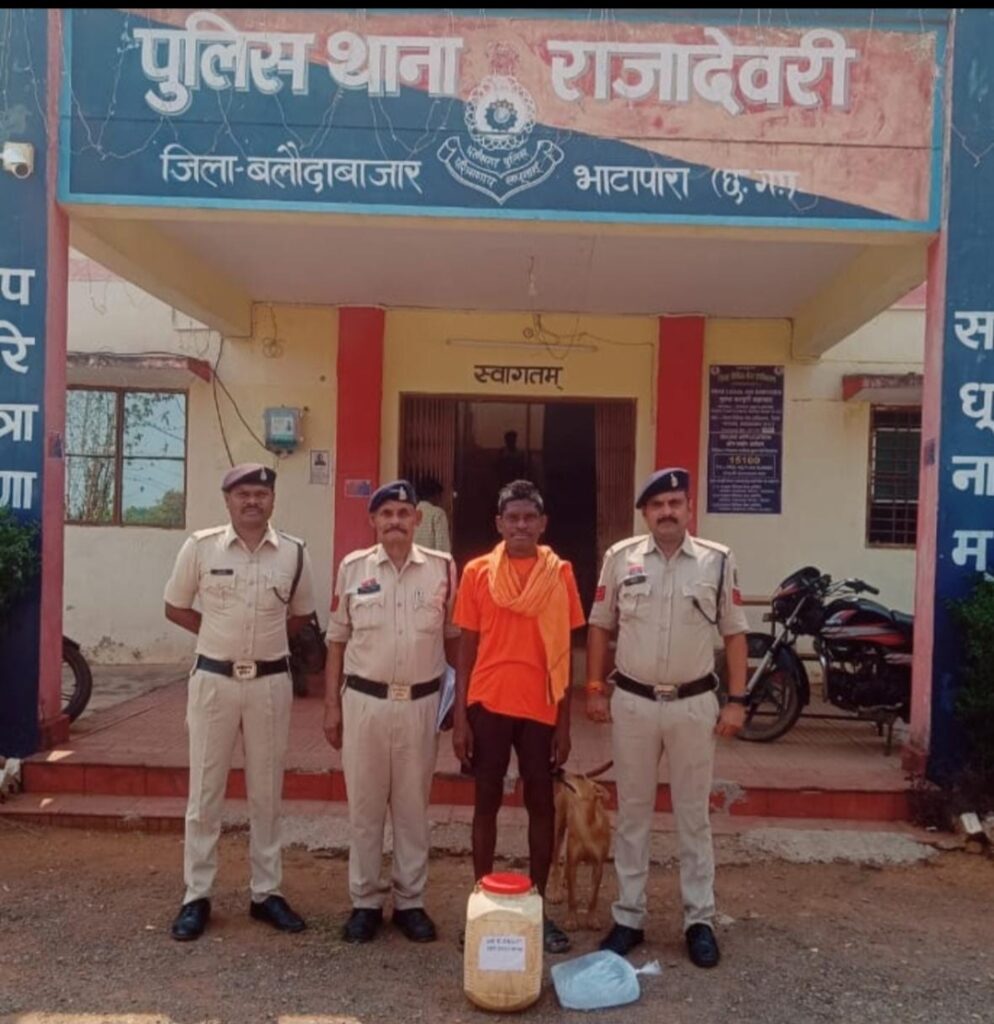 ग्राम रिकोकला में अवैध महुआ शराब बिक्री करने वाले 01 शराब कोचिया को किया गया गिरफ्तार