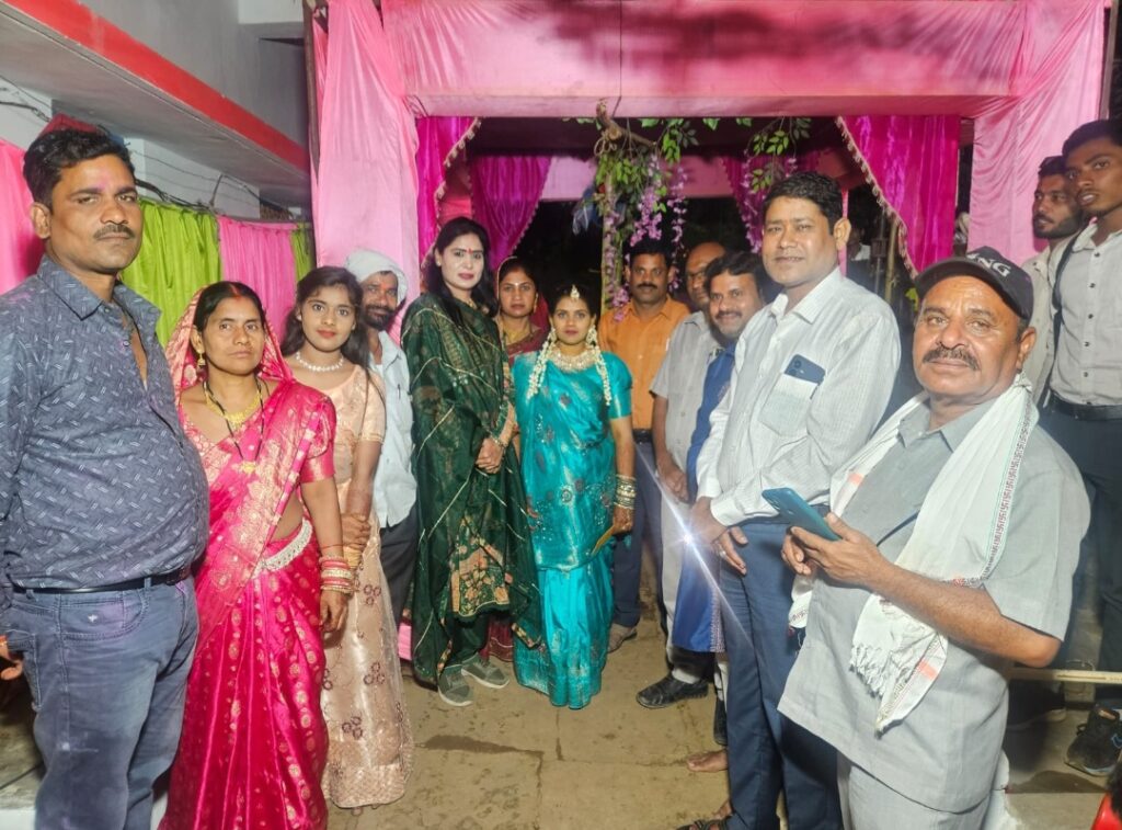 ग्राम मेढ़ (रसेडी) में आयोजित वैवाहिक कार्यक्रम में शामिल हुई पूर्व संसदीय सचिव एवं पूर्व विधायक शकुंतला साहू ।