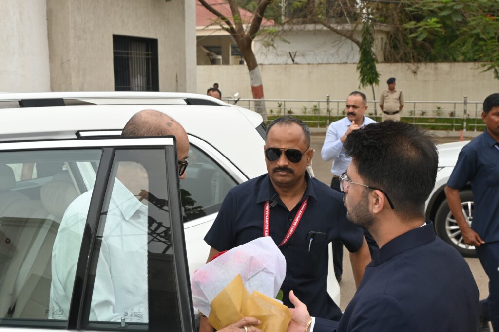 राज्यपाल श्री रमेन डेका का कलेक्टर-एसपी ने  किया स्वागत, दी गई गार्ड ऑफ़ ऑनर