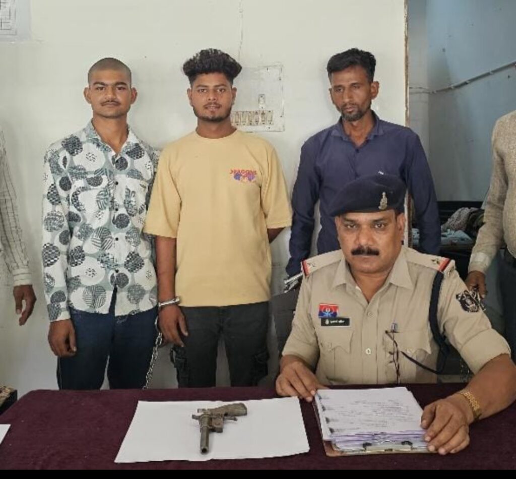 देशी कट्टा के सांथ 01 अपचारी बालक सहित 04 आरोपियों को किया गया गिरफ्तार