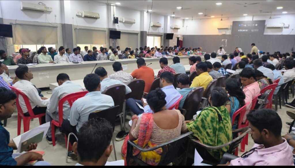 जिला पंचायत सीईओ ने सोखता गड्ढा निर्माण व वाटर हार्वेस्टिंग संरचना निर्माण की समीक्षा की