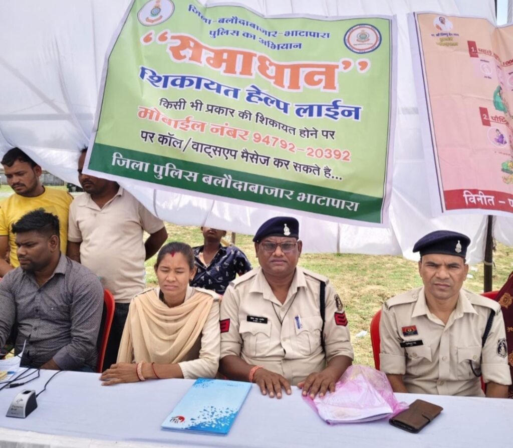 सुशासन तिहार शिविर में आमजनों को यातायात नियमों के संबंध में जानकारी देकर किया जा रहा है जागरूक