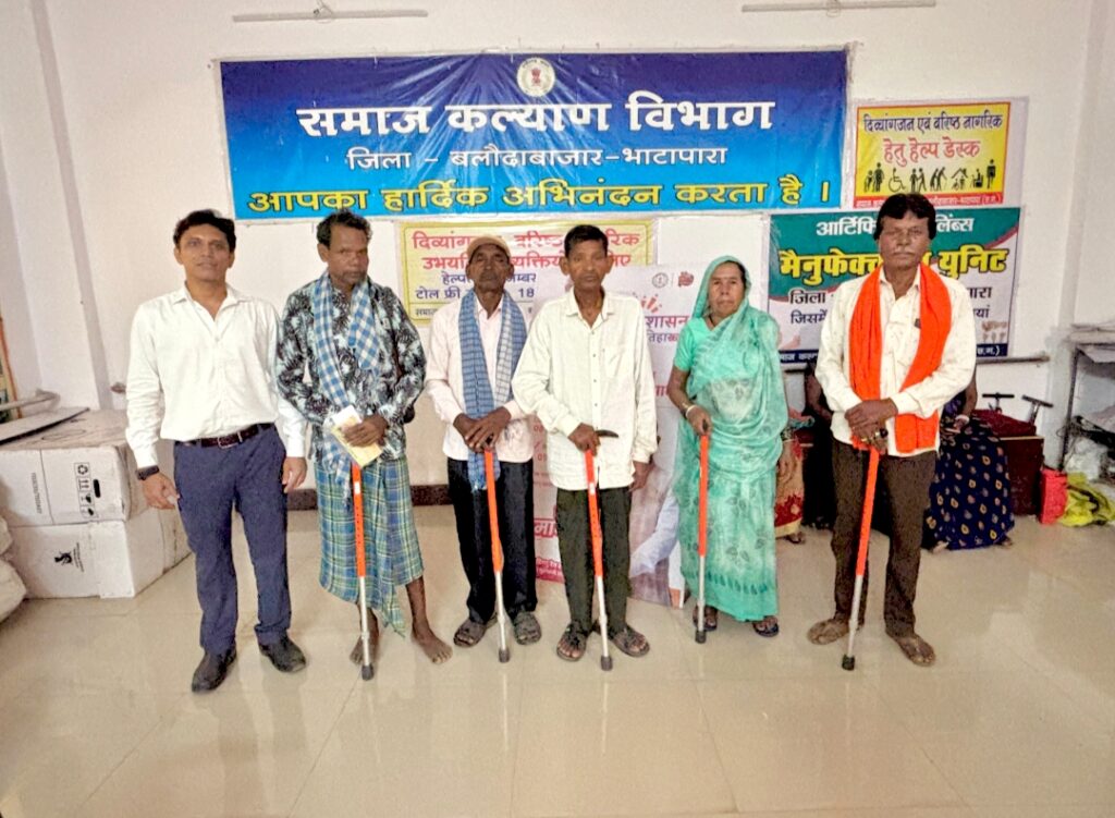 सुशासन तिहार में बुजुर्गो को मिला वाकिंग स्टिक