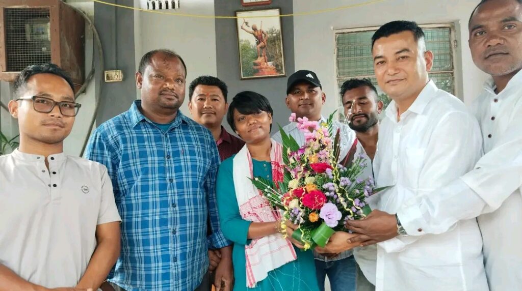 चाय बागान की आदिवासी बेटी बनी डाक्टर