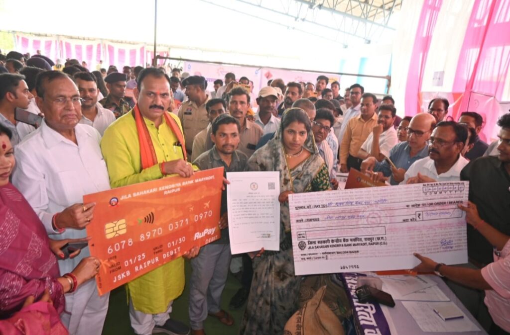 जिले के प्रभारी मंत्री श्री श्याम बिहारी जायसवाल पनगांव समधान शिविर में हुए शामिल